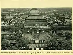 1900年至1903年间，从景山上眺望神武门内皇宫院，可见神武门北侧的北上门（现已拆除），以及景山门（位于图中最下方）