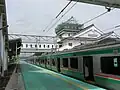 東日本大震災後的亘理站站內。第一月台拓寬，列車改用原本中間軌道（2011年10月攝）。