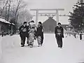 新京神社境内的婚礼仪式成员