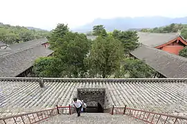 大殿前俯瞰前院