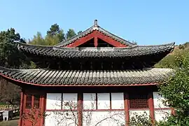 武义延福寺大殿歇山顶东面的博风板和悬鱼