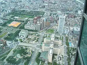 由臺北101鳥瞰臺北市政府、臺北市議會、國父紀念館等建築（2008年）