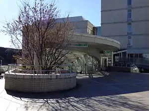 慶應義塾大學日吉校舍與1號出入口直接連結(2015年2月)