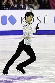 羽生結弦在2015年国际滑冰联盟花样滑冰大奖赛总决赛上，穿著的狩衣是改製自電影《陰陽師》安倍晴明所穿的狩衣