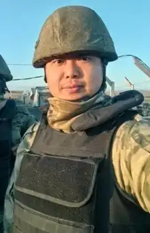 趙睿在室外身穿俄軍軍服，頭戴頭盔