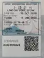 東京成田機場的新版入境贴纸，自2018年2月21日起，貼紙圖案從「桐木」改為「富士山和櫻花」