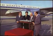 1973年11月18日，美國總統李察·尼克遜、海軍部長約翰·溫納（英语：）、退休國會議員卡爾·文森及國防部長馬爾文·萊爾德（英语：），一同捧起CVN-70航空母艦的模型。翌年1月18日，尼克遜宣佈CVN-70將命名為「卡爾·文森」。這是美國海軍自1814年以來首次主動以在世者命名軍艦，並且開創先例。此後，海軍愈來愈多軍艦使用「生者命名」。